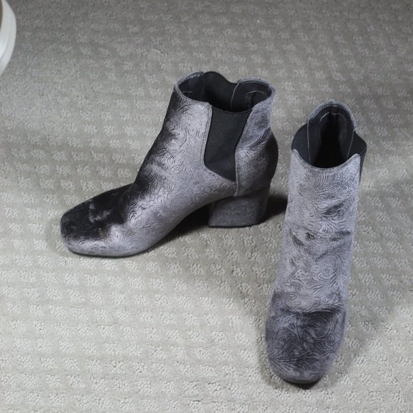 Indigo Rd Size 8.5 Grey Velvet/Velour Embossed Ankle Boots - Picture 1 of 6